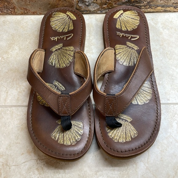 Clarks Brown Leather Flip Flop Sandals Seashell Print Thong Beach Size 9 Shoes - Picture 3 of 14